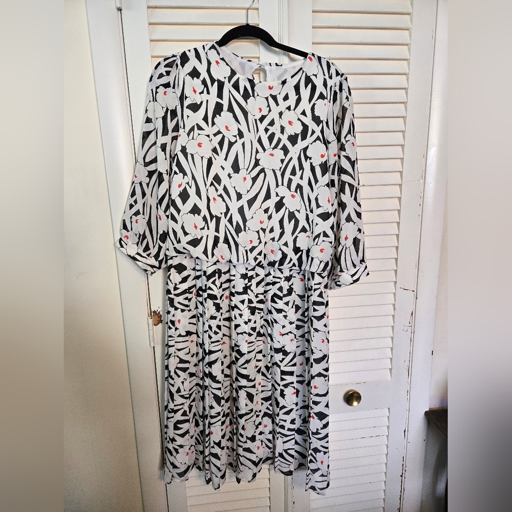 Chic Monochrome 1980s Pleated Midi Dress with Red Accents Size 12